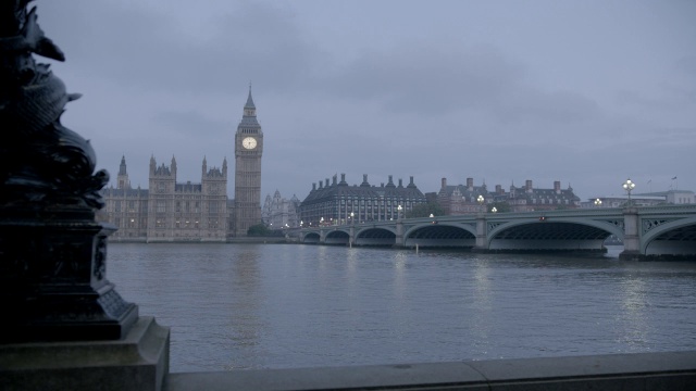 泰晤士河广角、西大臣桥、大本钟和国会大厦。伦敦的高楼大厦。视频下载
