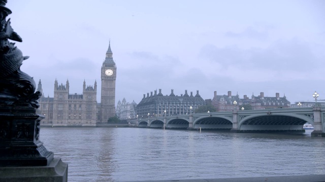 泰晤士河广角、西大臣桥、大本钟和国会大厦。伦敦的高楼大厦。视频下载