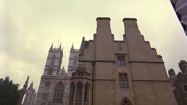 威斯敏斯特大教堂耸立在阴云密布的天空下。视频素材