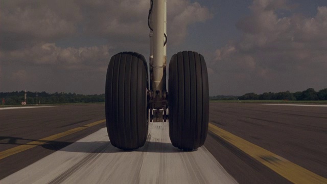 近角度移动pov显示起落架，飞机轮胎降落在跑道上，从停机坪起飞。可以用于商业飞机或私人飞机。飞机。系列。视频下载