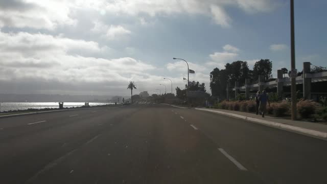 工艺板驾驶直行街道周围的圣地亚哥港和码头，港岛。视频素材