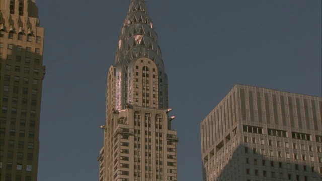 放大镜头的阳光闪烁的顶部克莱斯勒大厦。视频下载