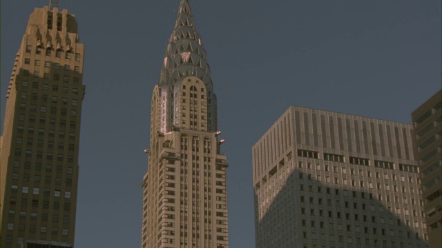 纽约城中环绕着克莱斯勒大厦的摩天大楼的外景。视频下载