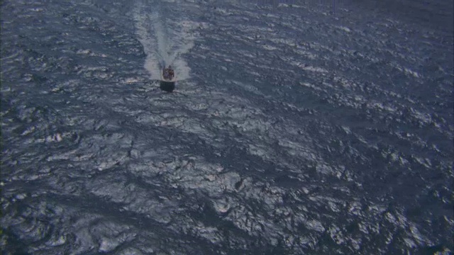 一艘快艇在夏威夷附近的太平洋上醒来。视频素材