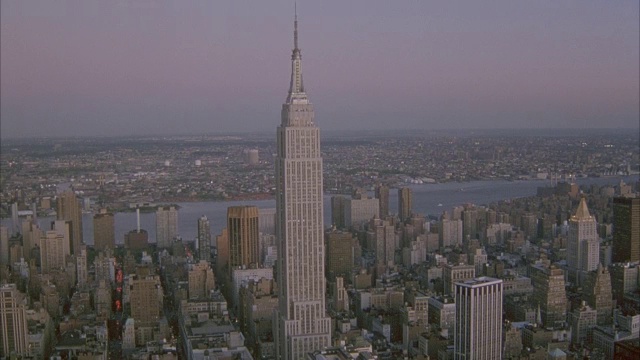 帝国大厦的鸟瞰图，背景是纽约市的城市景观。视频下载