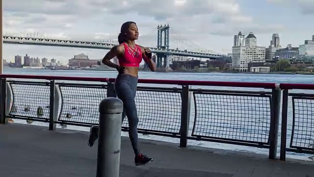 在纽约跑步的年轻女子视频素材