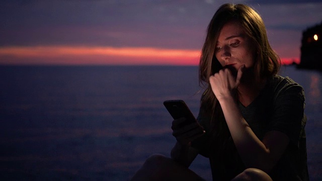 悲伤的女人在海边打电话视频下载