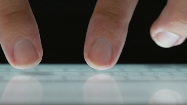 人类手指在虚拟键盘上打字，特写视频下载