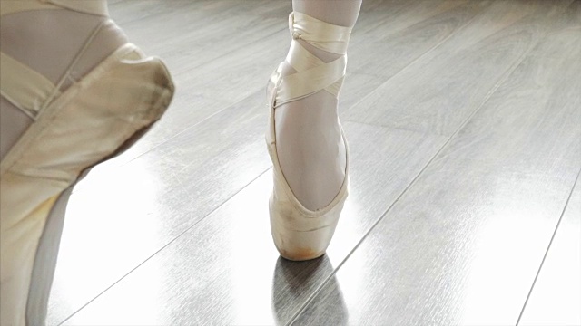 穿着芭蕾舞鞋跳舞的少女芭蕾舞演员。视频下载