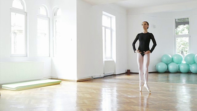 芭蕾舞者在练习慢动作。视频素材