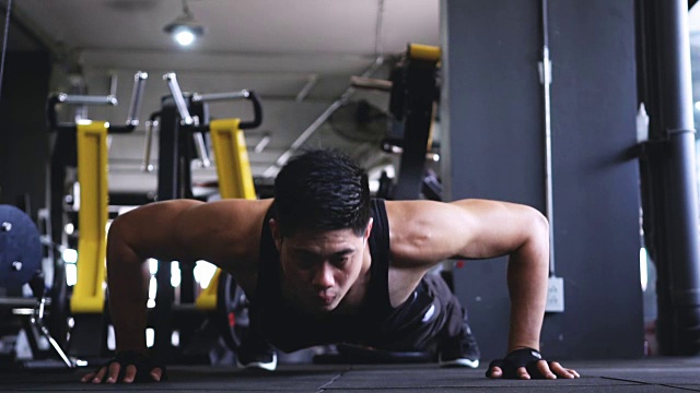 男人在健身房锻炼，慢镜头视频下载
