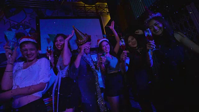 朋友们在晚会上跳舞的慢镜头视频下载