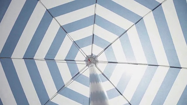 夏日的象征:旋转沙滩伞视频下载