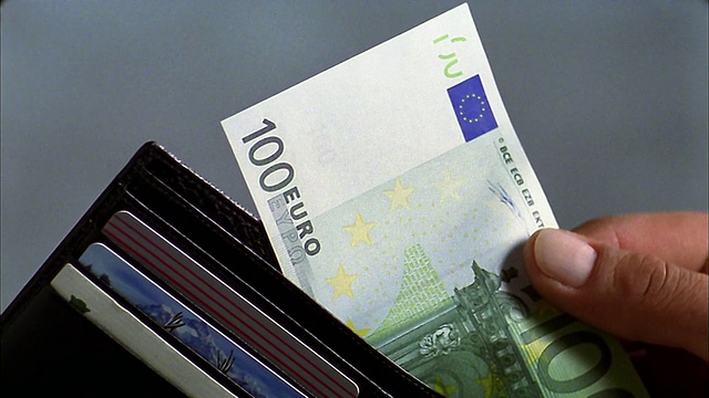 男子的手从钱包中取出100欧元钞票视频下载