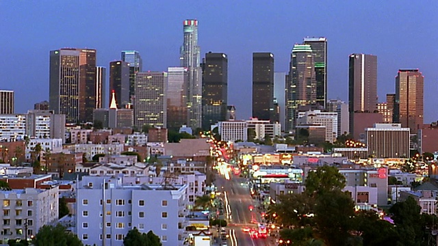 宽镜头时间推移交通/从晚上到白天/洛杉矶市中心视频下载