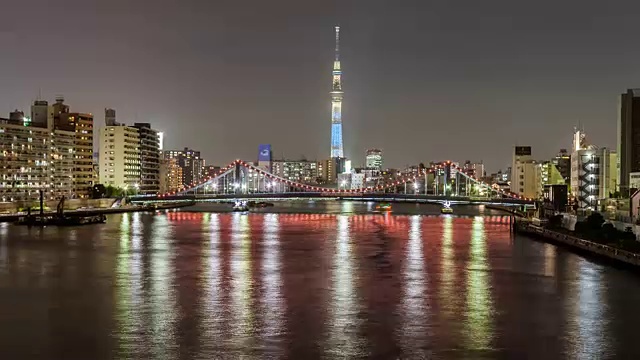 4K时间的东京城市天际线与东京天空树，清洲桥，住田河滨水景观夜间，中央区，东京，日本。视频下载