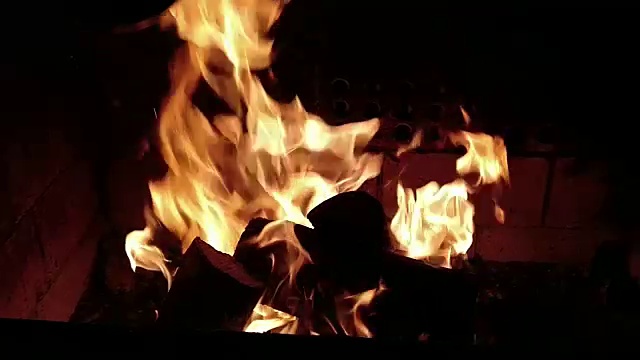 火焰以慢动作燃烧视频素材