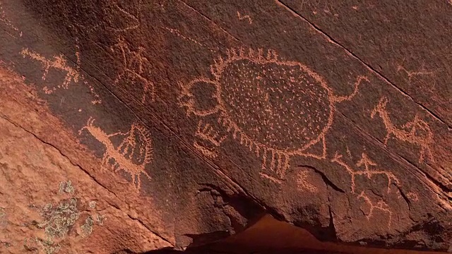一名妇女在科罗拉多多明格斯峡谷荒野探索印第安人乌特岩画视频下载