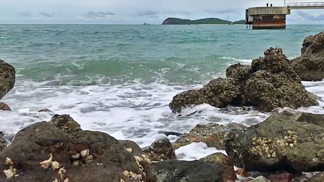 波在岩石上视频素材