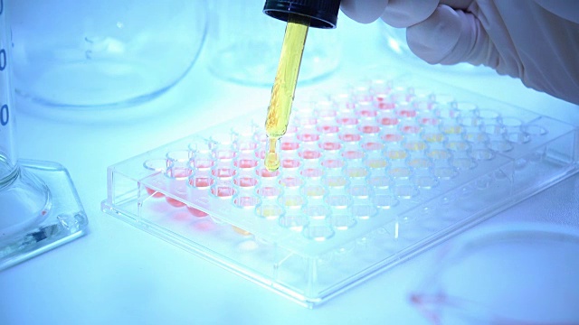 科学家在实验室进行测试，滴入化学溶液用于人体诊断或研究视频素材