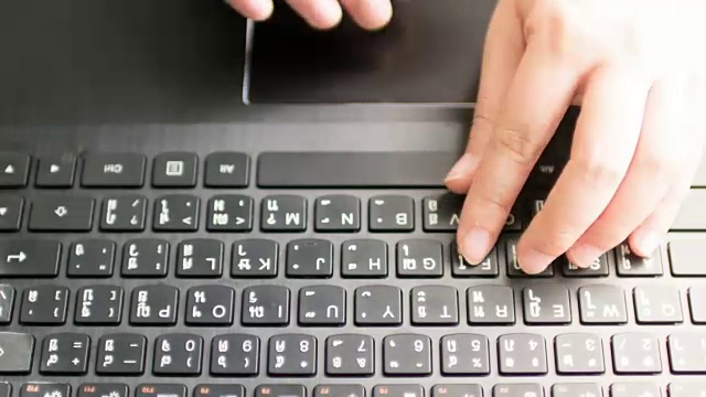 女人的手在键盘上打字的特写，时间流逝的运动视频下载