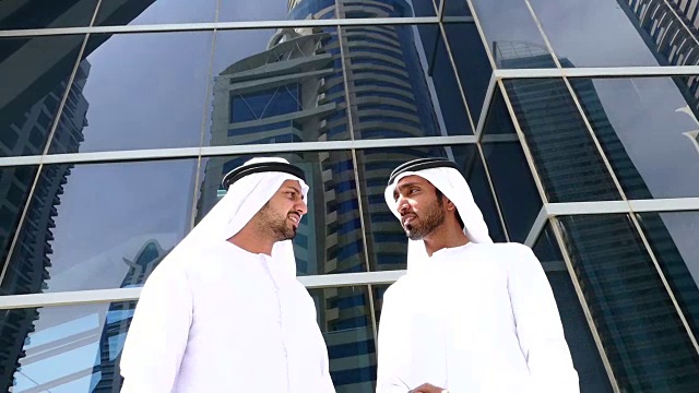 两个阿拉伯商人在街上-股票视频视频素材