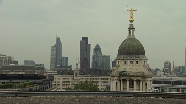 老贝利大楼顶端的女法官雕像，以伦敦城为背景视频素材