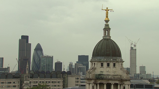 位于老贝利的女法官雕像，以伦敦城为背景视频素材