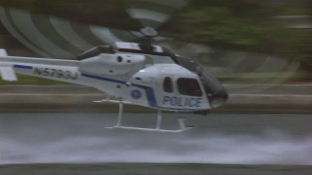 一架警用直升机在比斯坎湾追逐一艘快艇。视频素材