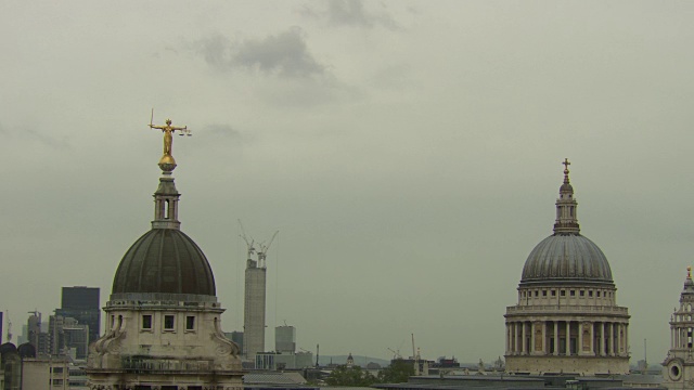 老贝利的屋顶上有正义女神雕像，背景是圣保罗大教堂视频素材