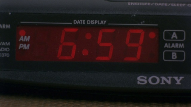 一个无线电闹钟把时间从早上6:59调到7点。视频下载