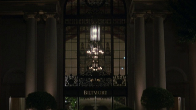玻璃门窗构成了洛杉矶Biltmore酒店的拱形入口。视频下载