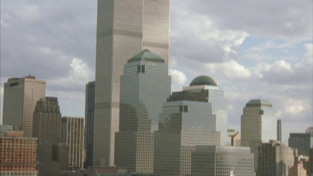 双子塔耸立在曼哈顿下城的哈德逊河上。视频下载