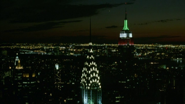 曼哈顿的天际线包括克莱斯勒大厦、帝国大厦、大都会大厦、花旗中心和世贸中心双子塔。视频下载