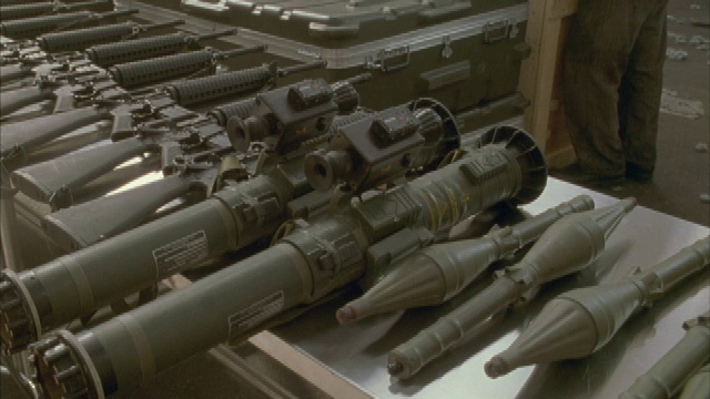 军用武器排列在一张桌子上的中距离镜头。视频下载