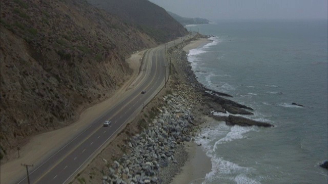 汽车在海边的公路上行驶。视频下载