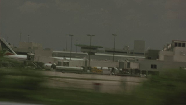 汽车经过迈阿密国际机场。视频下载