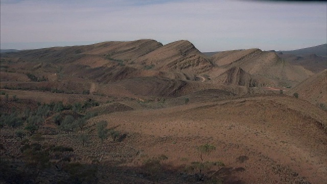 起伏的山丘散布在澳大利亚的沙漠上。视频下载