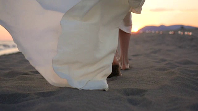 在海滩上散步的女人视频下载