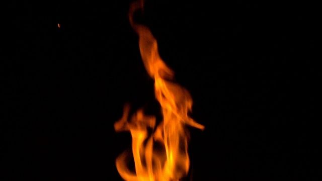 慢动作的火焰火焰在黑色的背景视频下载