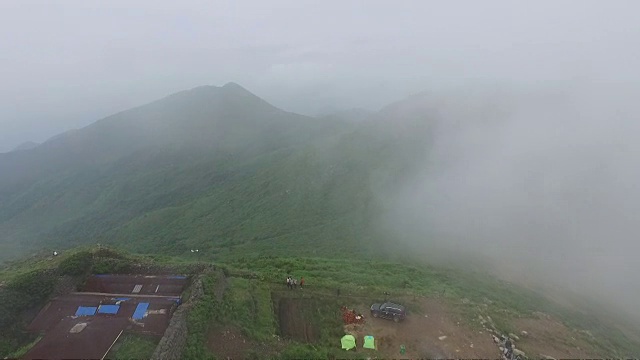 鸟瞰图的森林覆盖着云雾视频下载