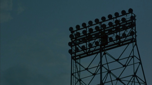 体育场的灯光在塔上照亮。视频素材