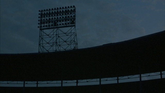 塔楼上的灯光照亮了空无一人的体育场。视频素材