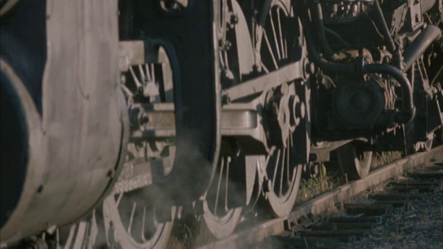 火车引擎开始移动的中景。视频下载