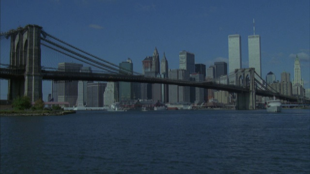 布鲁克林大桥和纽约市天际线的长镜头。视频下载