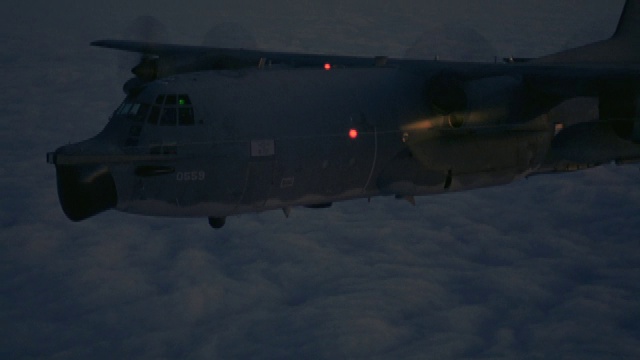 一架C-130大力神飞机飞越云层并迅速下降的中景。视频下载