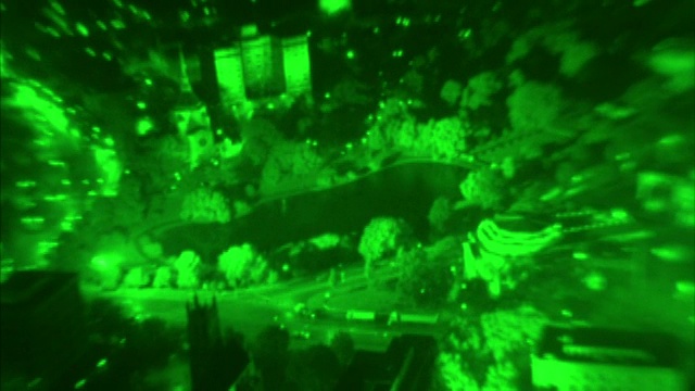 伞兵降落在莫斯科，俄罗斯政府大楼，配备夜视设备。视频下载