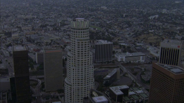航拍洛杉矶市中心黄金时段。视频素材