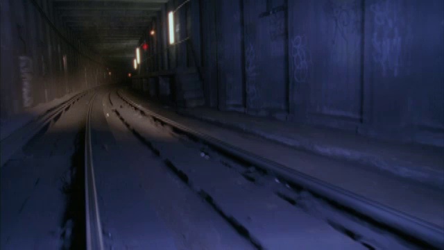灯光照在地铁隧道的轨道上。视频素材