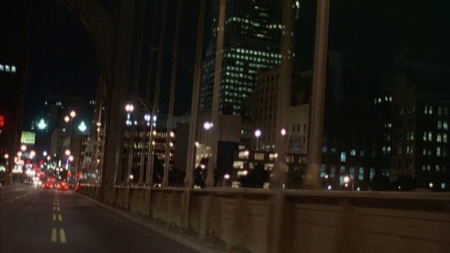 汽车行驶在匹兹堡横跨阿勒格尼河的一座桥上。视频素材